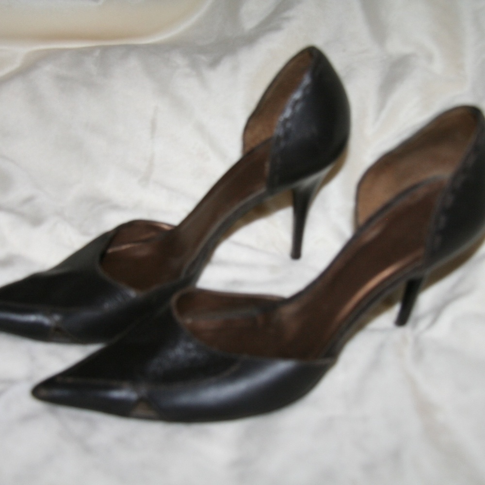 BCBG PARIS SZ 8.5 BROWN POINT TOE SLIP ON HEEL